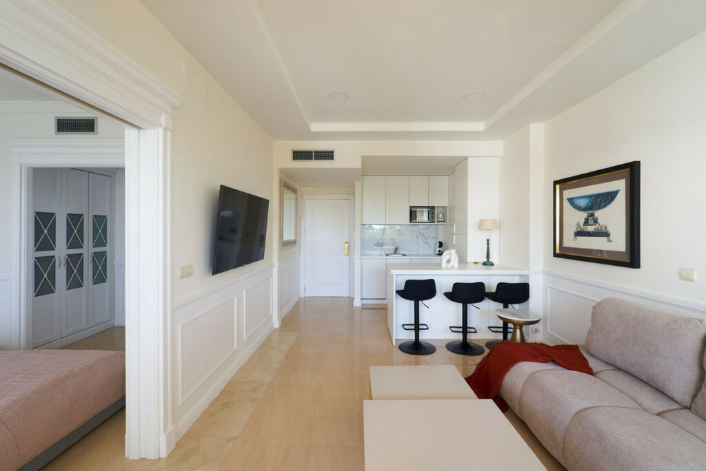 Middle Floor Apartment The Golden Mile Málaga - image 5