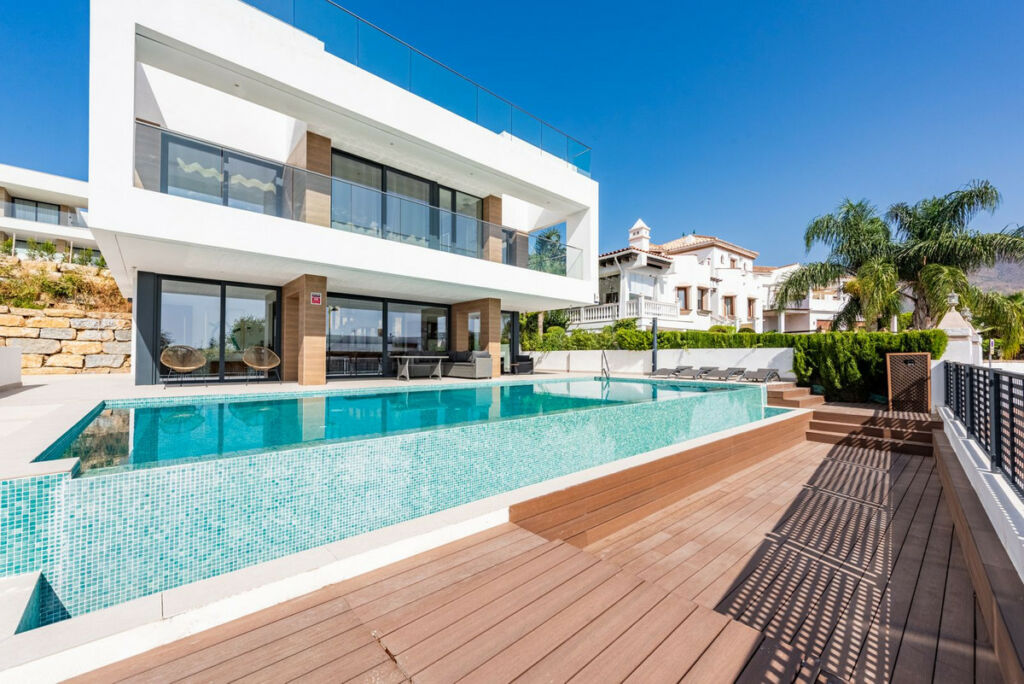 Detached Villa Estepona Málaga - image 2