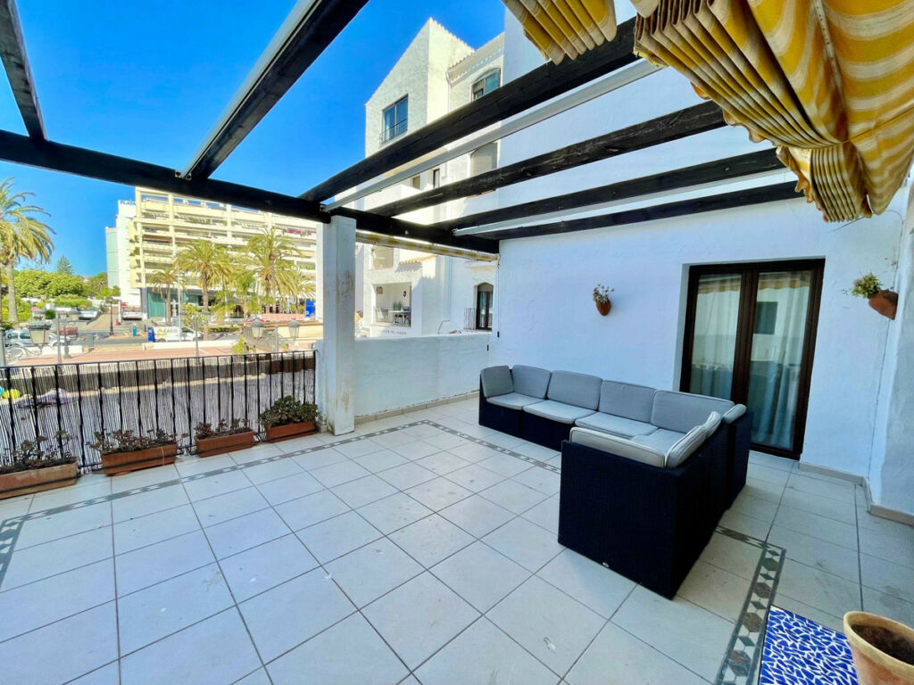 Middle Floor Apartment Puerto Banús Málaga - image 2