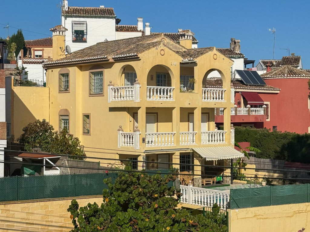 Detached Villa Fuengirola Málaga - image 3
