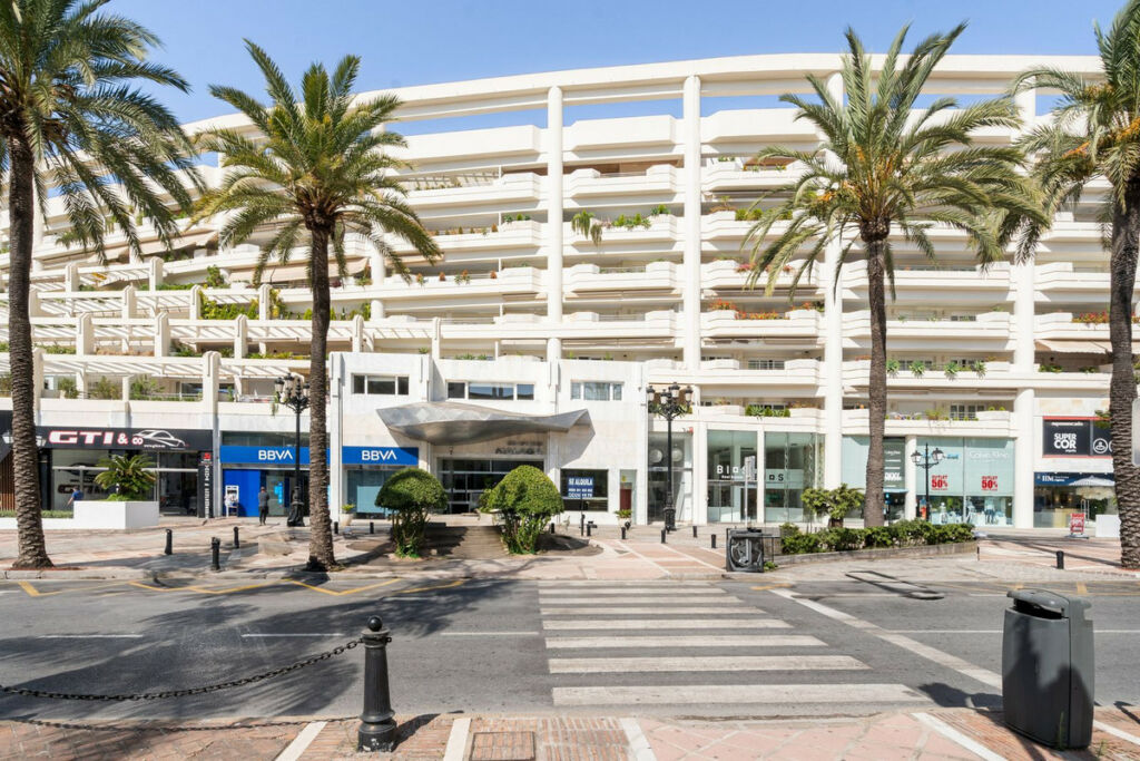 Middle Floor Apartment Puerto Banús Málaga - image 2