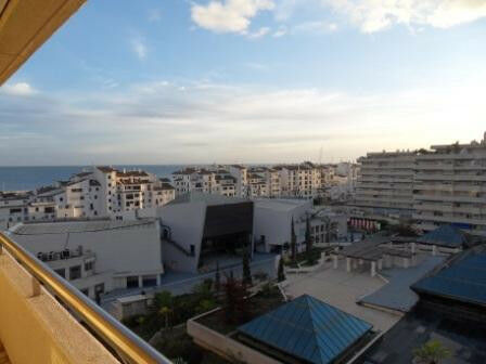 Middle Floor Apartment Puerto Banús Málaga - image 2