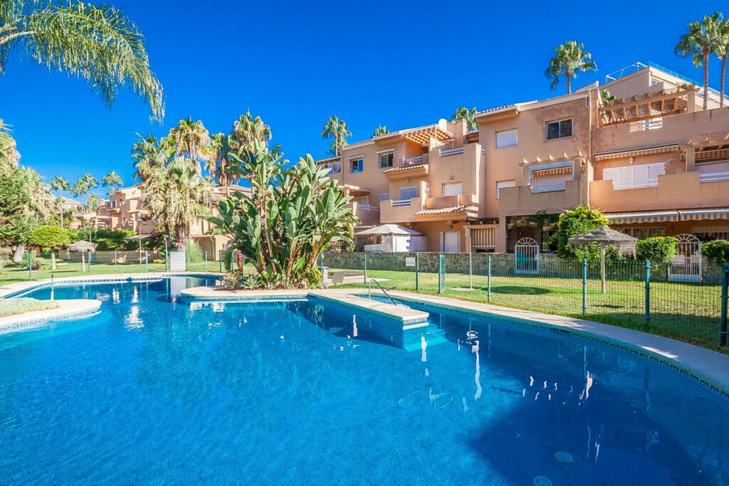 Middle Floor Apartment Cabopino Málaga - image 2