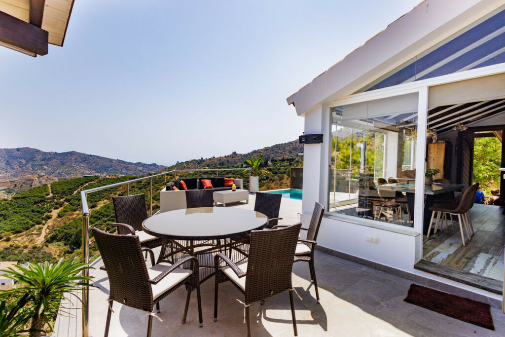 Detached Villa Sayalonga Málaga - image 11