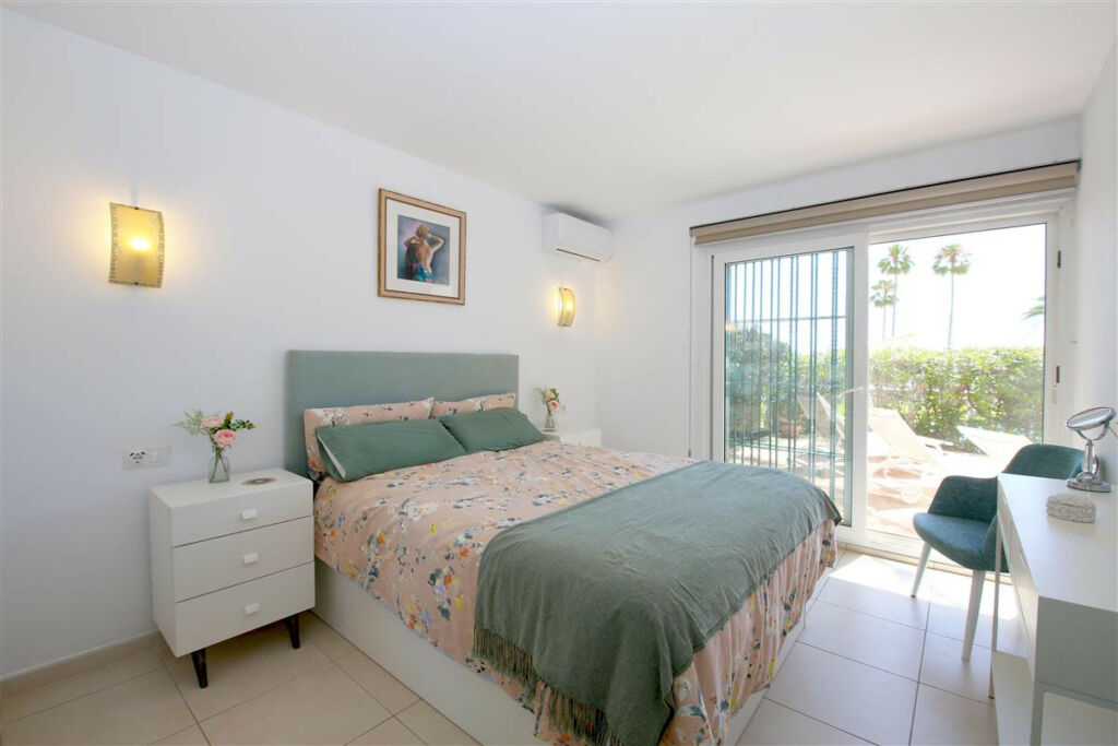 Detached Villa Estepona Málaga - image 10