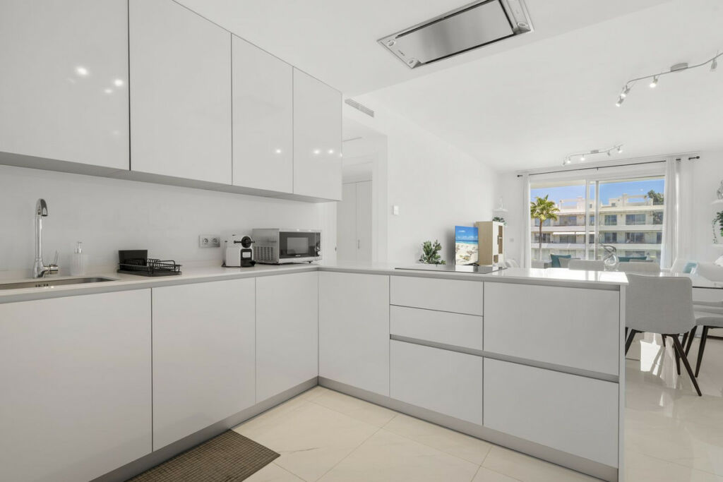 Middle Floor Apartment New Golden Mile Málaga - image 10