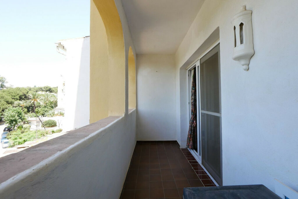 Middle Floor Apartment Cabopino Málaga - image 10