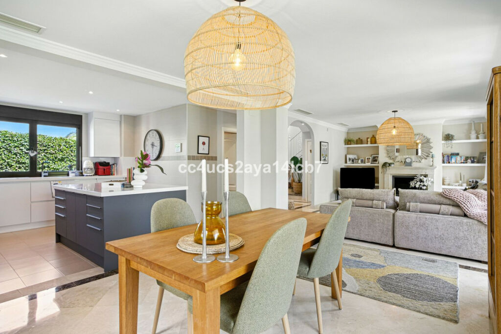 Detached Villa Estepona Málaga - image 10