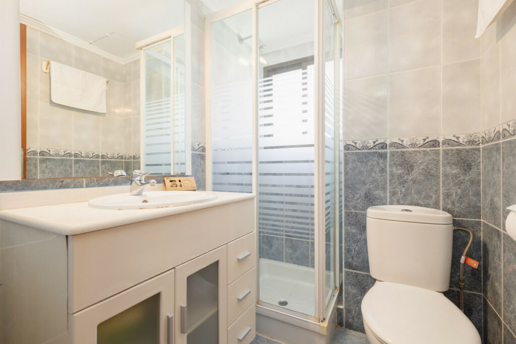 Middle Floor Apartment Playamar Málaga - image 10