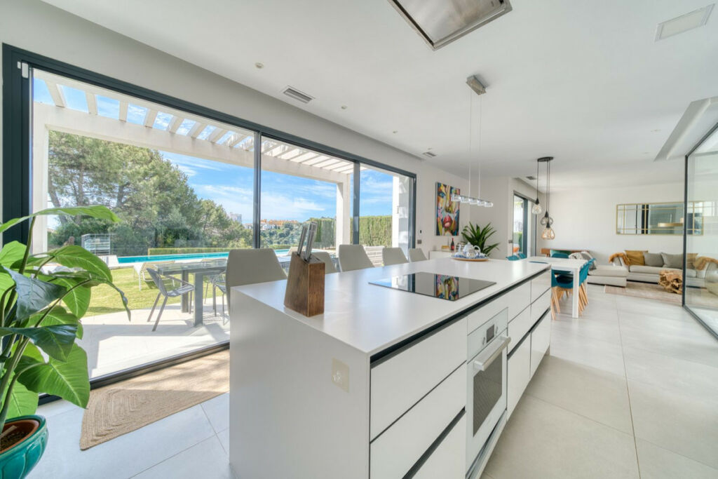 Detached Villa Estepona Málaga - image 10