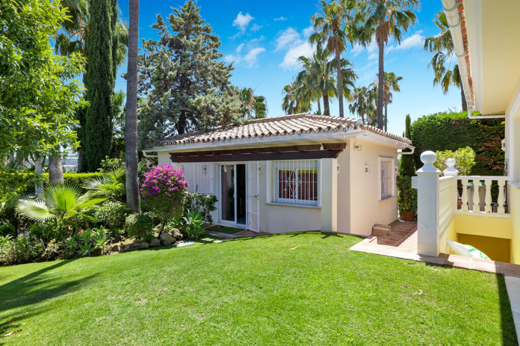 Detached Villa Nueva Andalucía Málaga - image 10