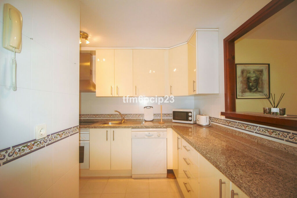 Middle Floor Apartment La Duquesa Málaga - image 10