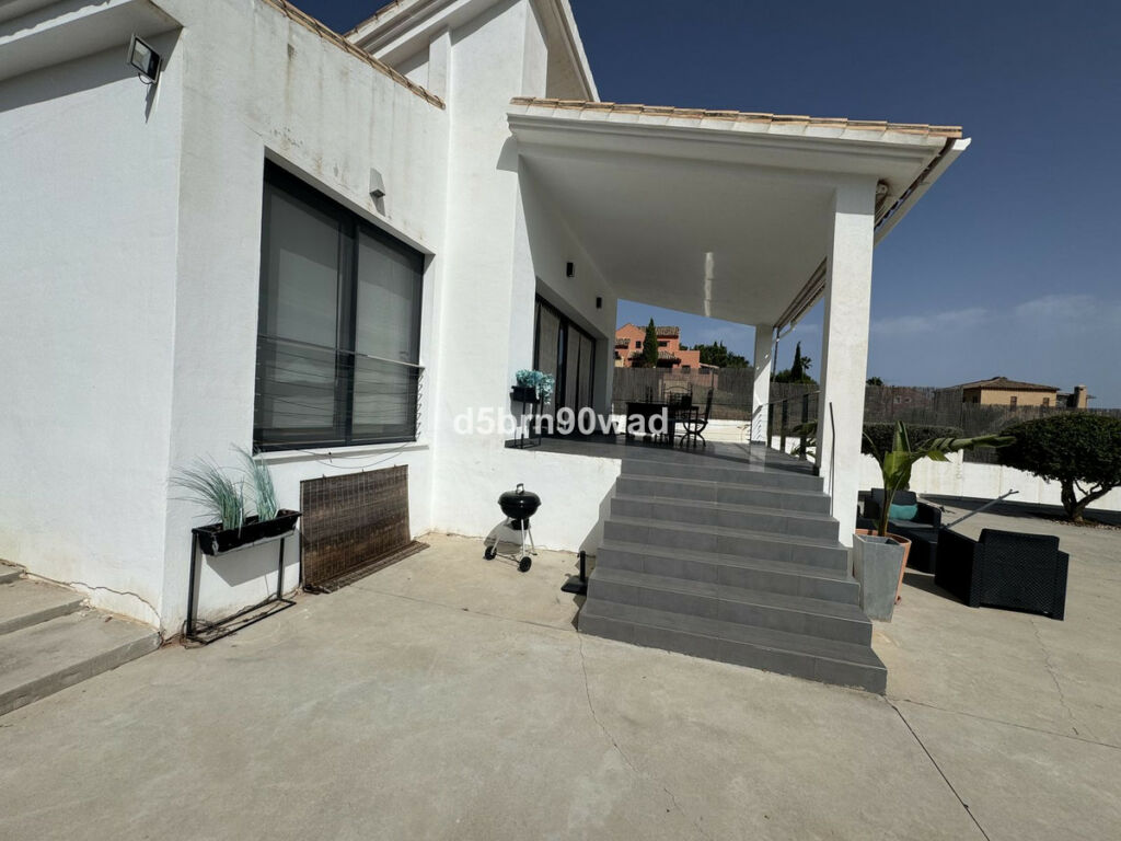 Detached Villa Estepona Málaga - image 4