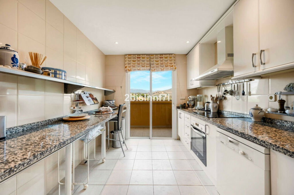 Middle Floor Apartment Elviria Málaga - image 10