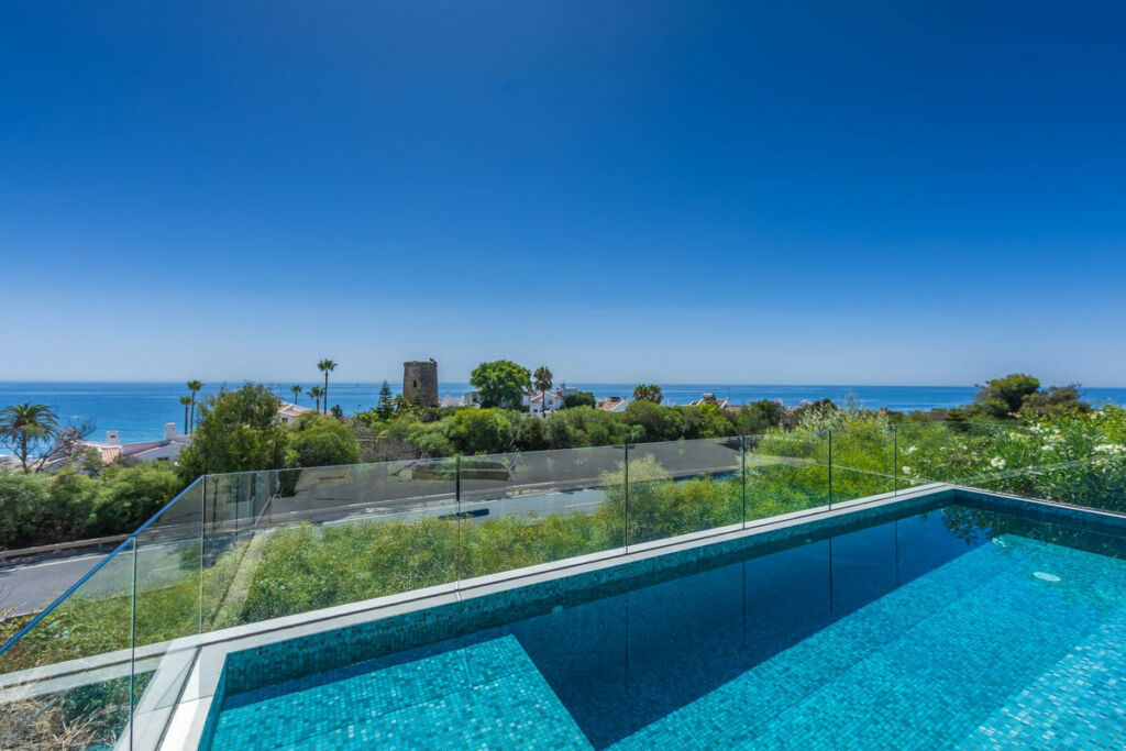 Detached Villa Estepona Málaga - image 10