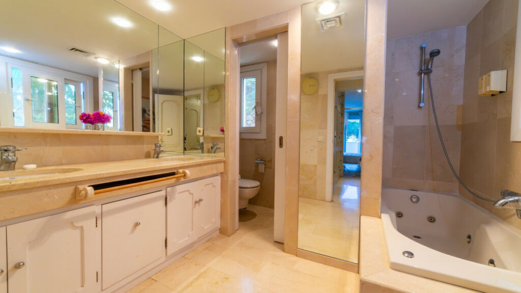 Detached Villa Sierra Blanca Málaga - image 10