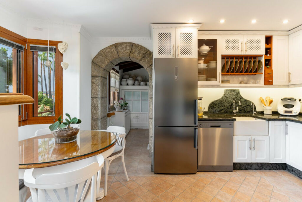 Detached Villa Sierrezuela Málaga - image 11
