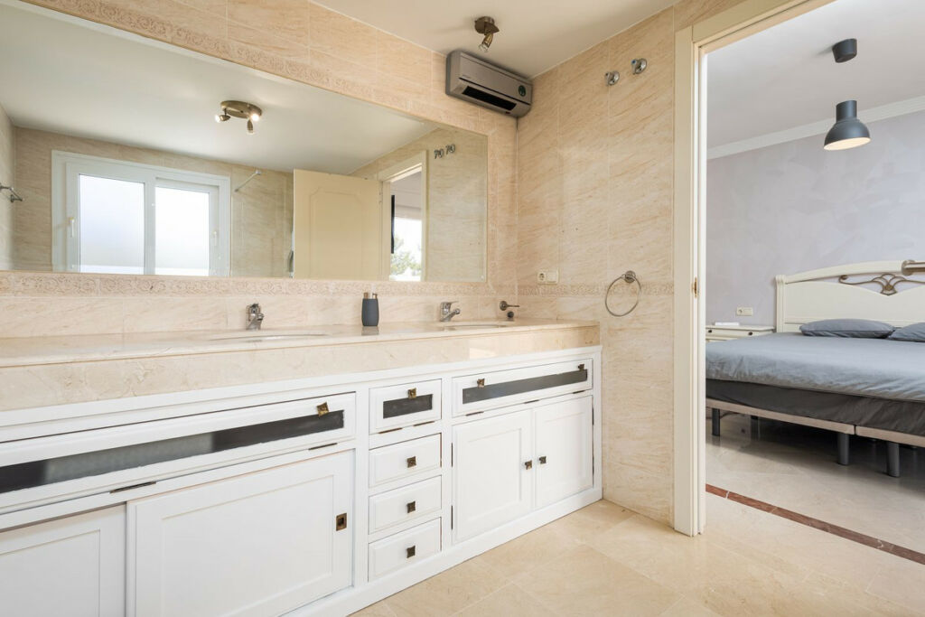 Semi-Detached House Riviera del Sol Málaga - image 11