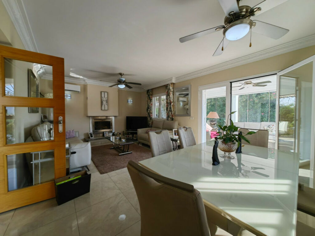 Detached Villa Estepona Málaga - image 11