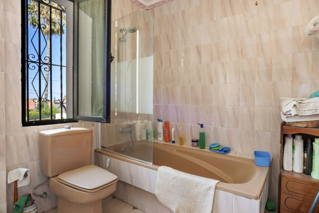Detached Villa Estepona Málaga - image 11