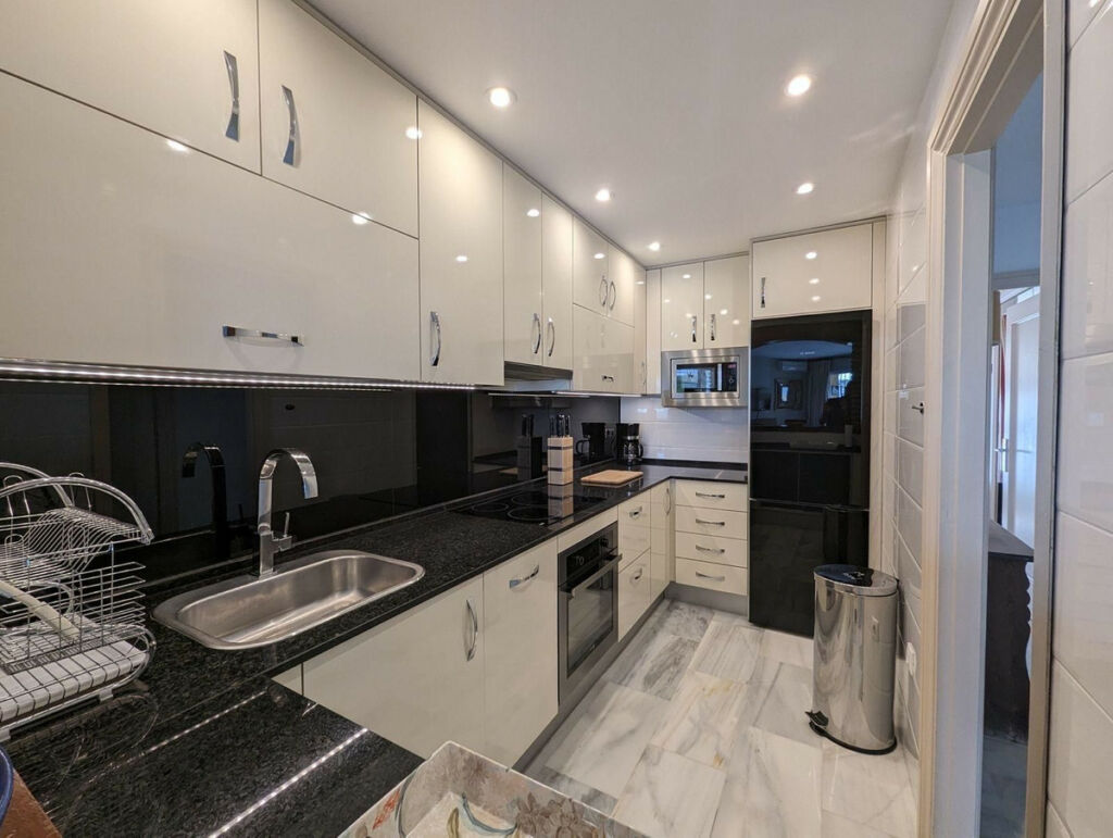 Penthouse Calahonda Málaga - image 10