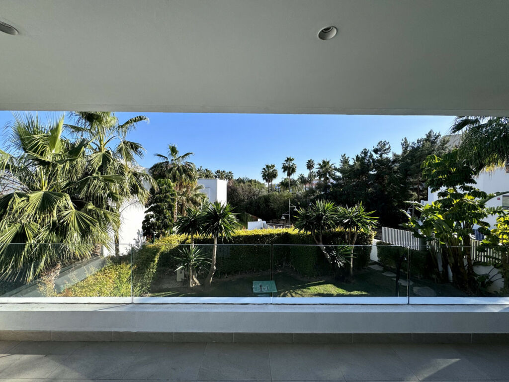Detached Villa Estepona Málaga - image 11
