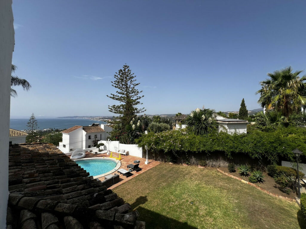Detached Villa Estepona Málaga - image 11
