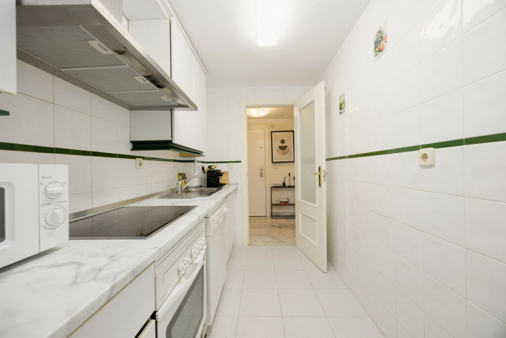 Middle Floor Apartment Nueva Andalucía Málaga - image 10