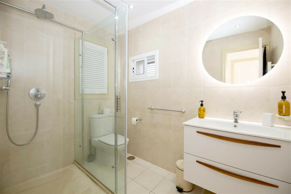 Detached Villa Estepona Málaga - image 11