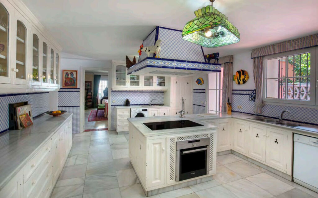 Detached Villa New Golden Mile Málaga - image 11