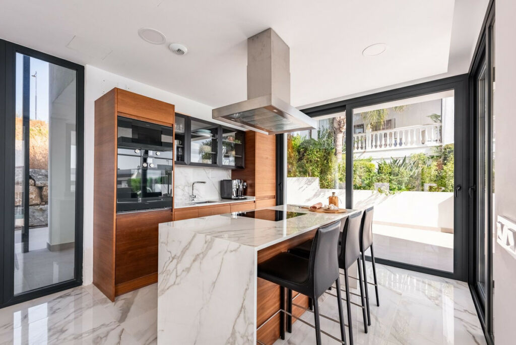 Detached Villa Estepona Málaga - image 11
