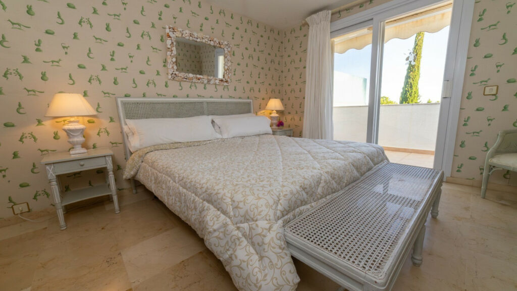 Detached Villa Sierra Blanca Málaga - image 11