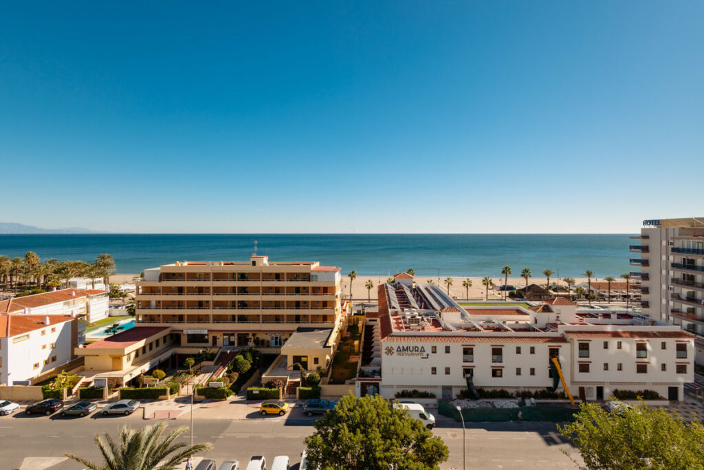 Middle Floor Apartment Playamar Málaga - image 11
