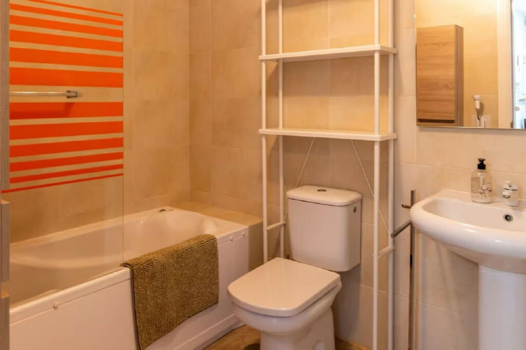 Middle Floor Apartment Carvajal Málaga - image 11