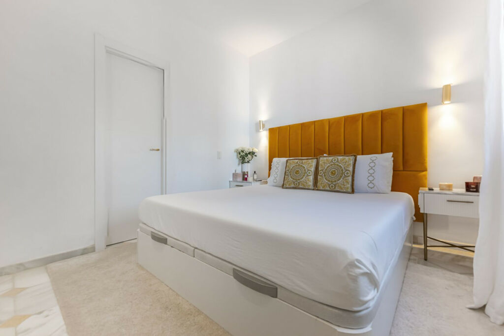 Top Floor Apartment Puerto Banús Málaga - image 11