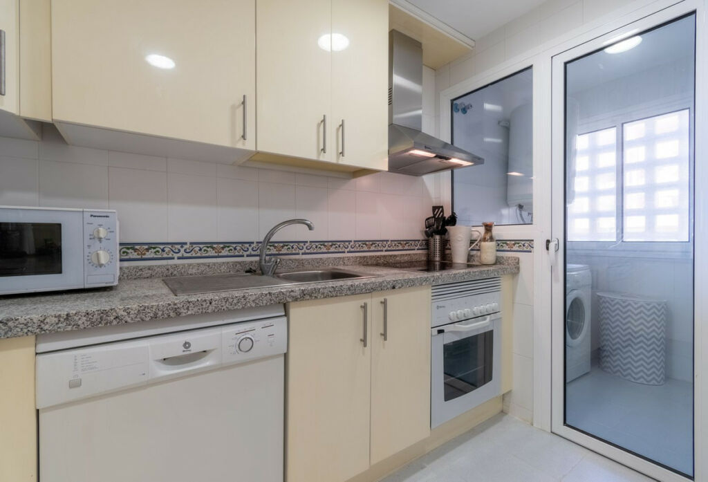 Middle Floor Apartment La Duquesa Málaga - image 11