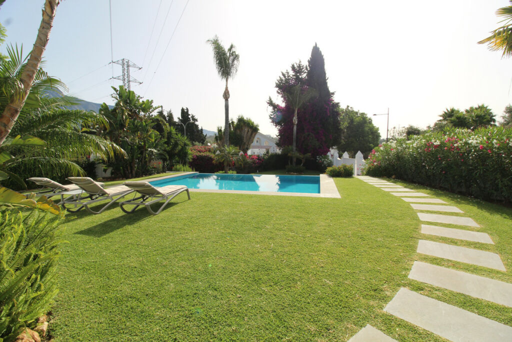 Detached Villa Nueva Andalucía Málaga - image 11