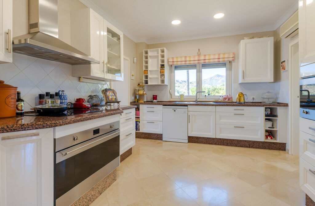 Detached Villa Benahavís Málaga - image 12