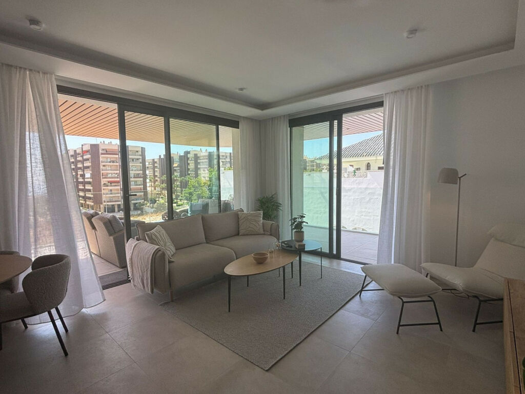 Middle Floor Apartment Fuengirola Málaga - image 10