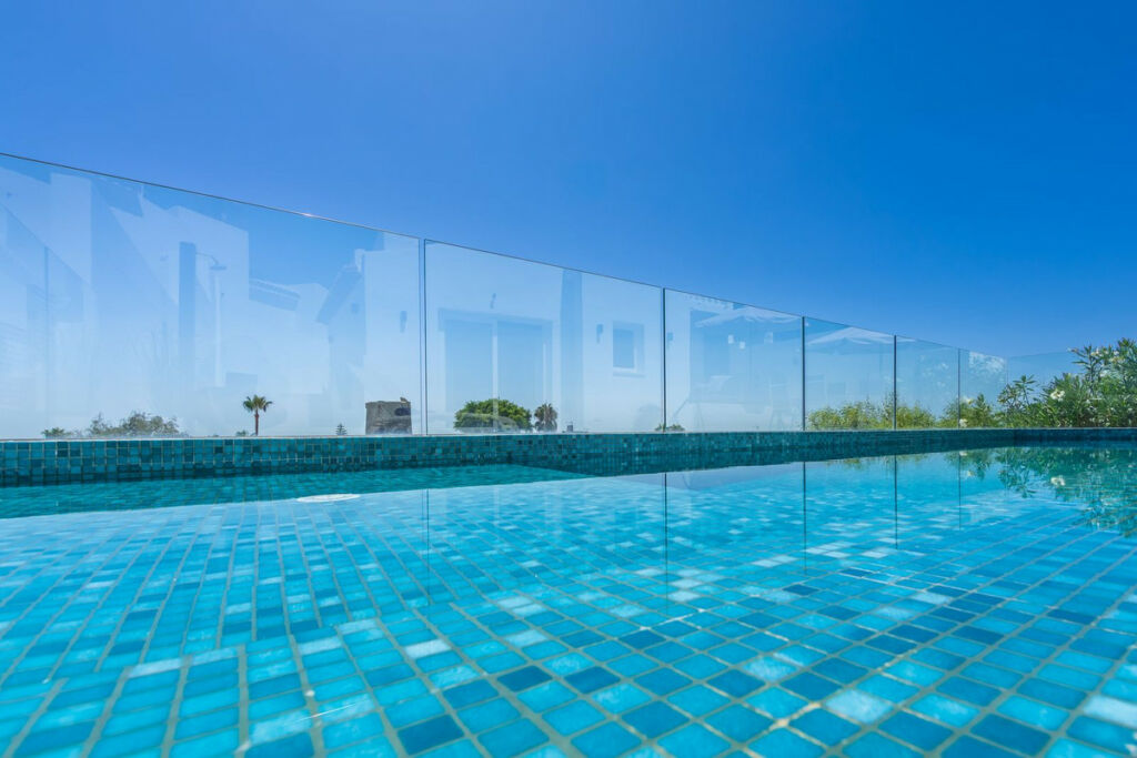 Detached Villa Estepona Málaga - image 12