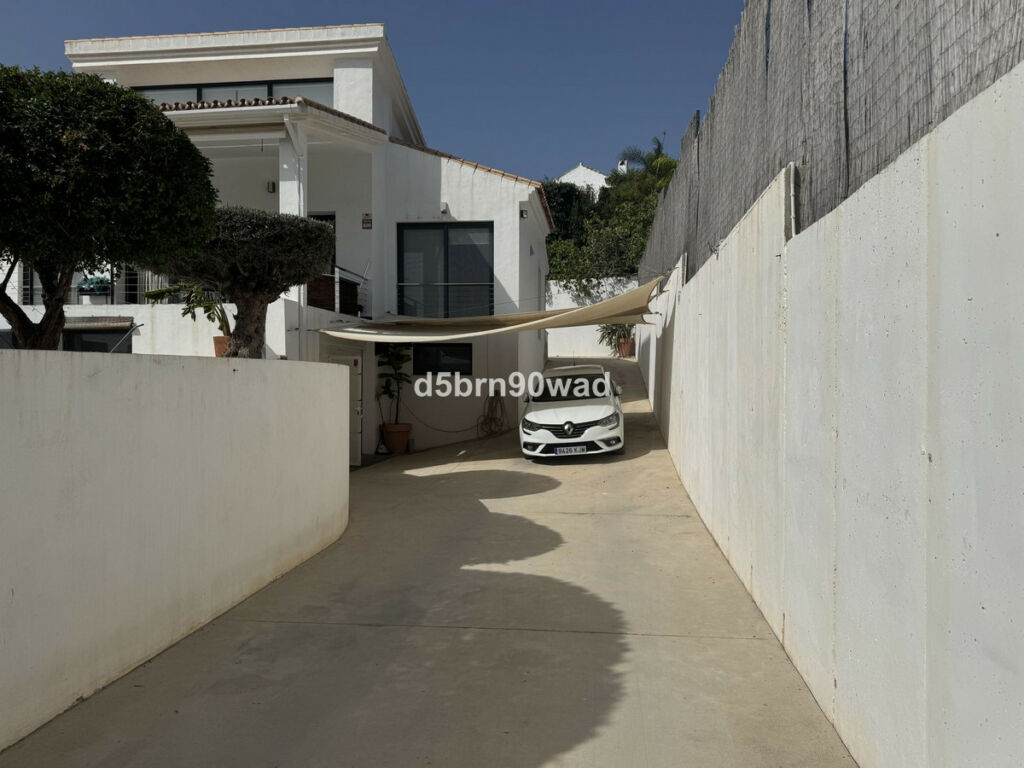 Detached Villa Estepona Málaga - image 9