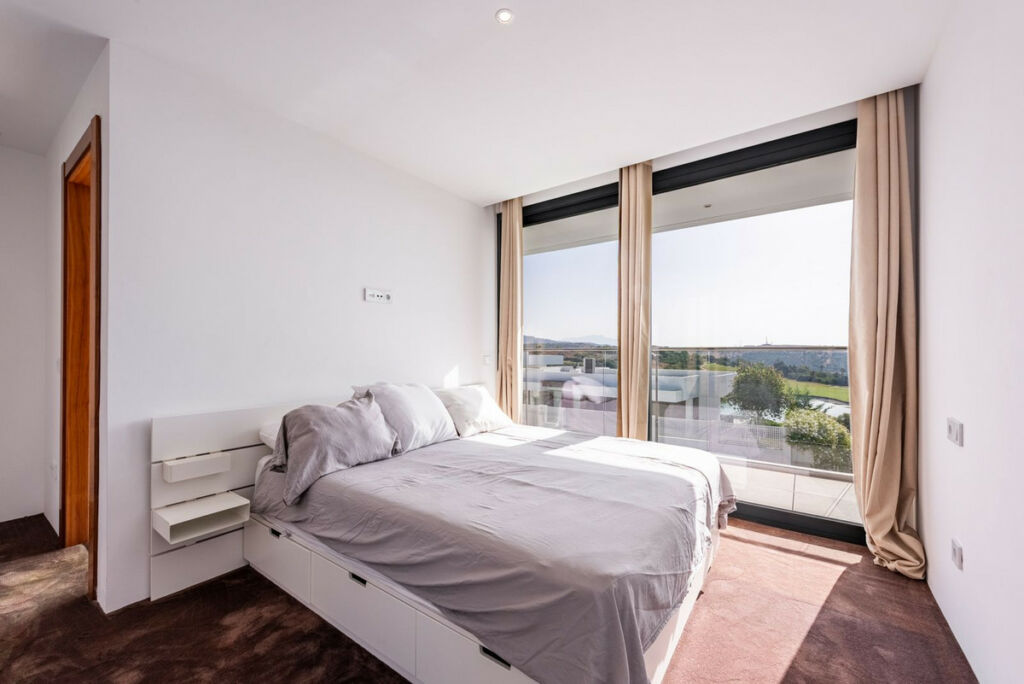 Detached Villa Estepona Málaga - image 12