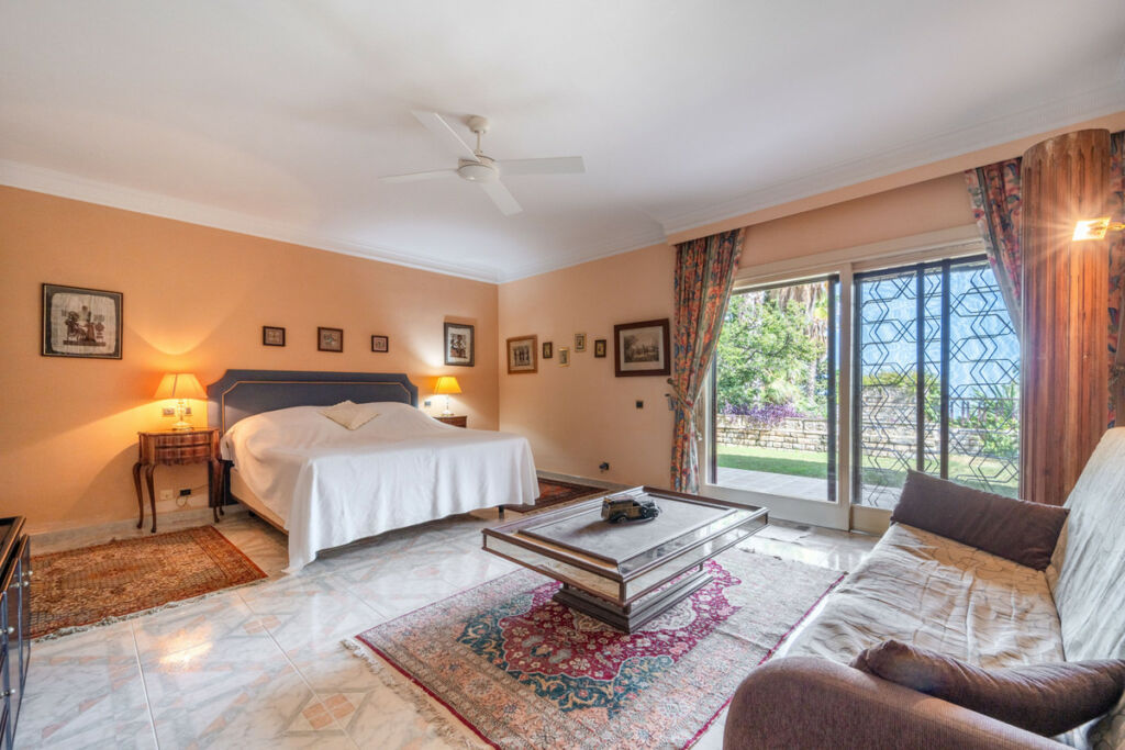 Detached Villa Estepona Málaga - image 12