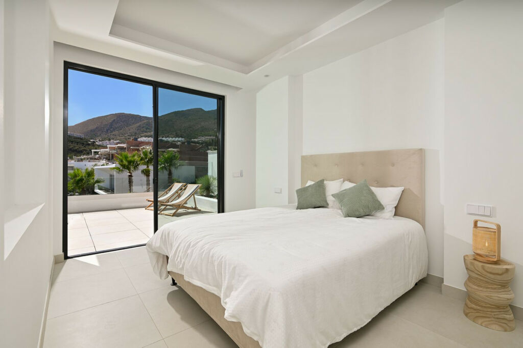 Detached Villa Benalmadena Pueblo Málaga - image 16