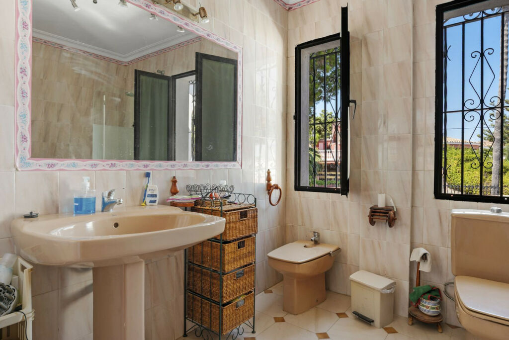Detached Villa Estepona Málaga - image 12