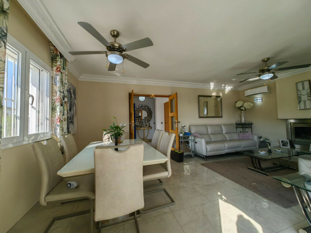 Detached Villa Estepona Málaga - image 12