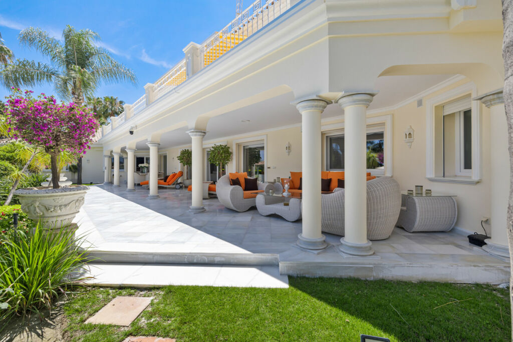 Detached Villa Nueva Andalucía Málaga - image 12