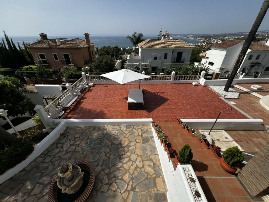 Detached Villa Estepona Málaga - image 12