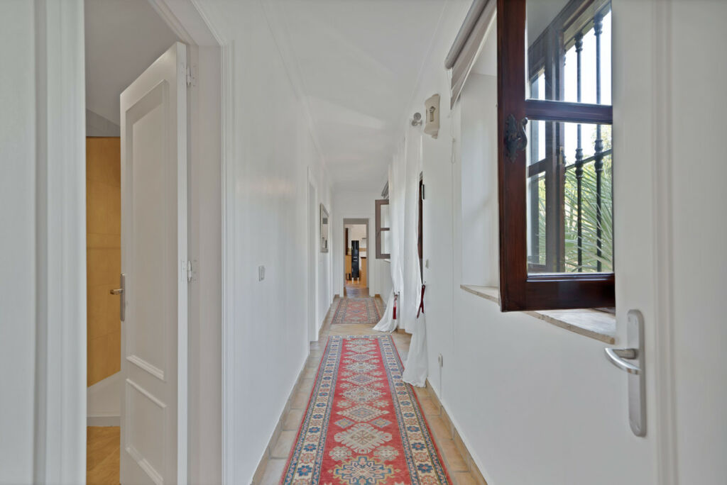 Detached Villa Estepona Málaga - image 12