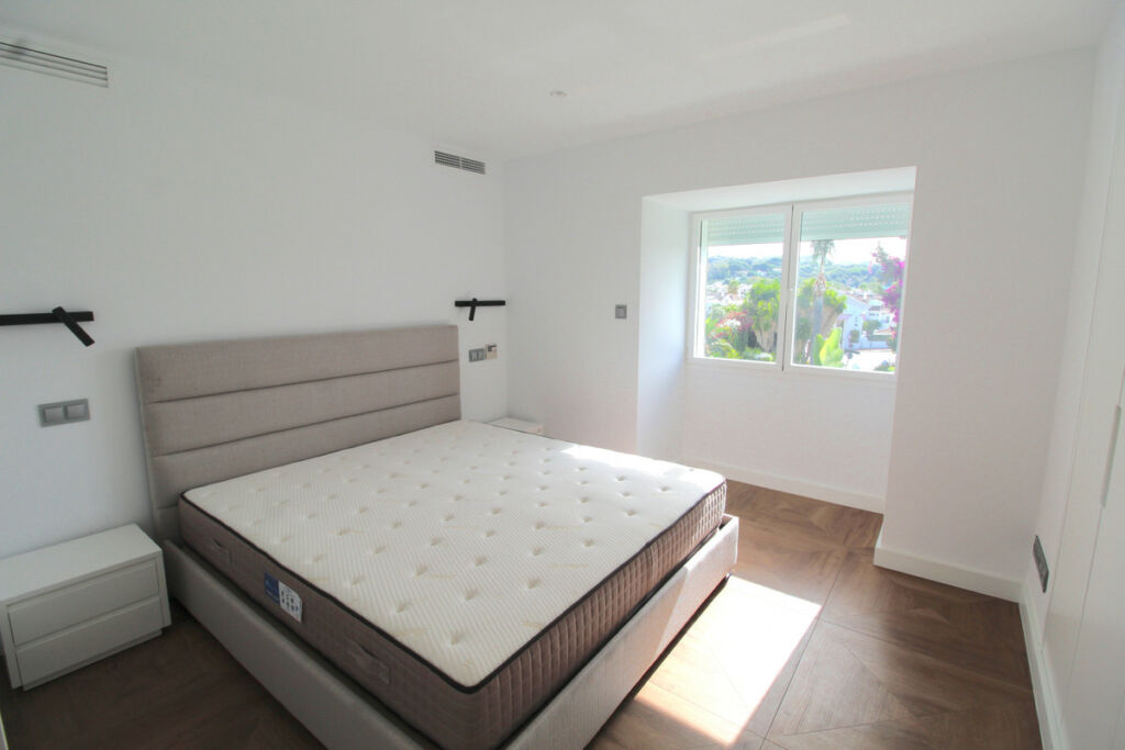 Detached Villa Nueva Andalucía Málaga - image 12